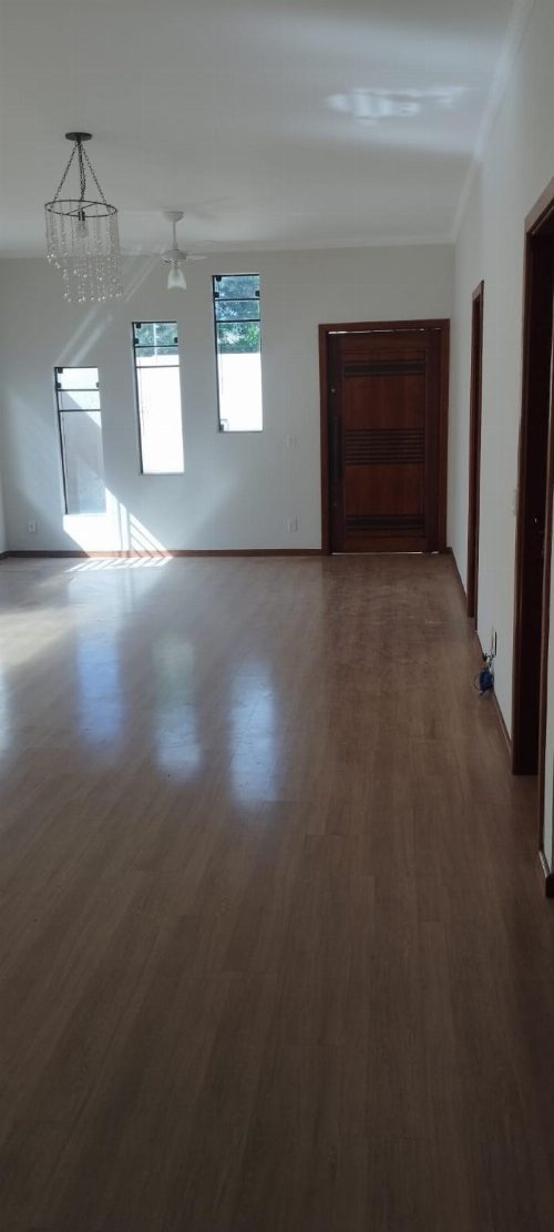 CASA com 3 dormitórios, 3 banheiros e 2 vagas no bairro Jardim  Aeroporto de ADAMANTINA, 180 m² construídos