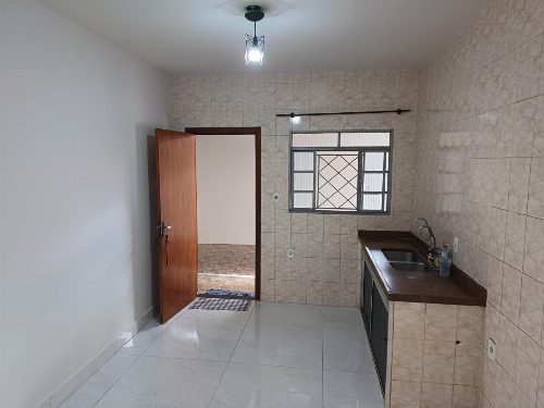 CASA com 3 dormitórios, 1 banheiro e 3 vagas no bairro Vila Operaria de ASSIS, 81 m² construídos