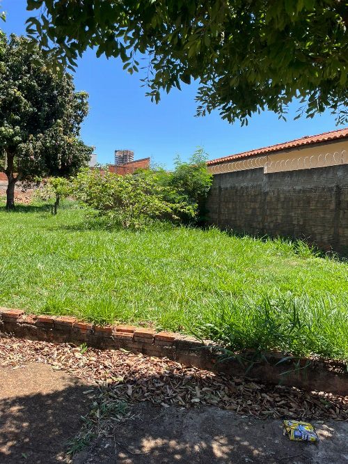 CASA com 2 dormitórios, 2 banheiros e 3 vagas no bairro Jd. Monte Carlos de ASSIS