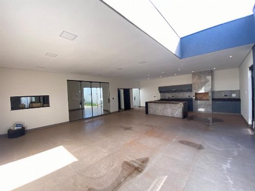 CASA com 3 dormitórios, 4 banheiros e 3 vagas no bairro Res. Valencia de ASSIS, 200 m² construídos